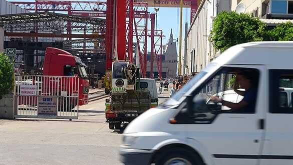 Tuzla'da tersanede boğazına demir çubuk saplanan işçi ölümle burun buruna geldi