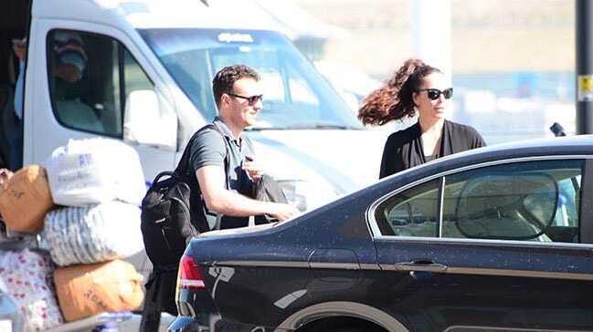 Azra Akın eşi Atakan Kuru'yu yurt dışına uğurladı
