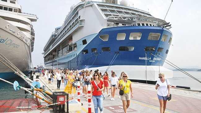 Kuşadası'na dört kruvaziyer yanaştı