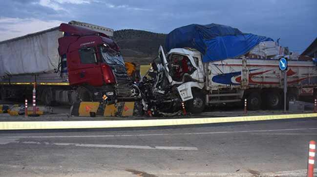 Kırıkkale'deki trafik kazasında 2 kişi öldü, 16 kişi yaralandı