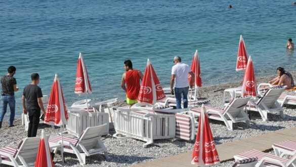 Antalya'da sahilde fenalaşan yaşlı adam hayatını kaybetti