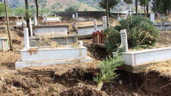 Aydın Fethiye'de sel mezarları söküp götürdü