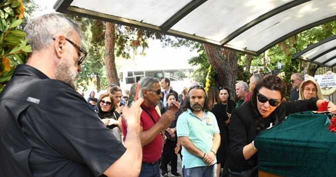 Hamdi Alkan cenaze tabutuna sarılan eşinin fotoğrafını çekti