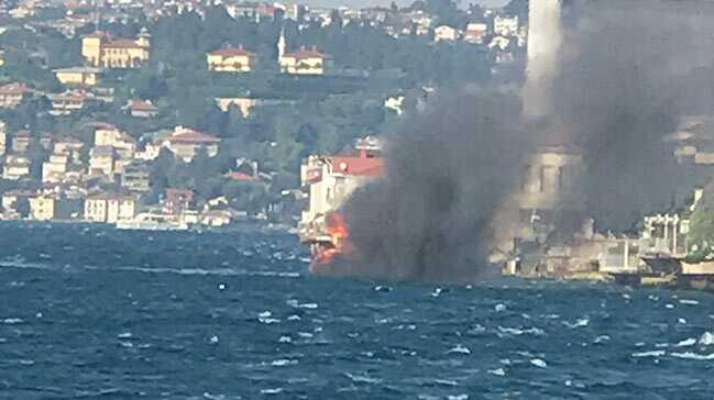 Son anda denize atladılar! İstanbul Boğazı'nda yatta yangın