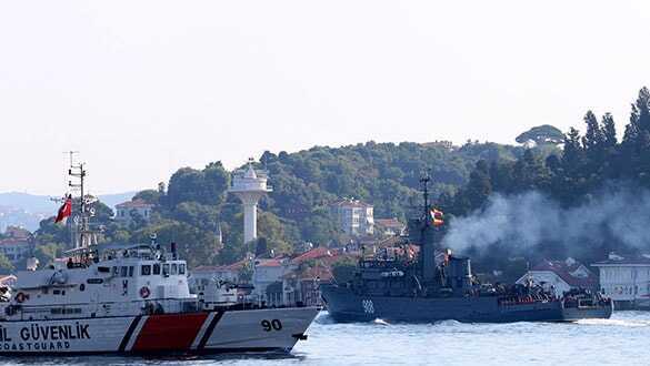 İstanbul Boğazı'ndan peş peşe geçtiler