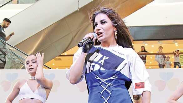 Herkes davetli konser veriyor