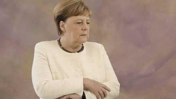 Merkel'in tatile çıkarken yanına aldığı kitap endişeleri artırdı