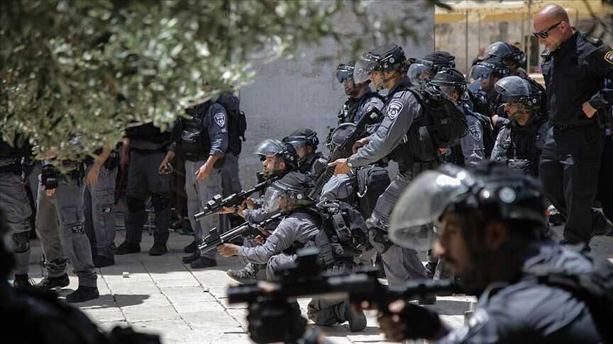 İsrail polisinden Aksa baskınlarını engellemek isteyen Filistinlilere müdahale