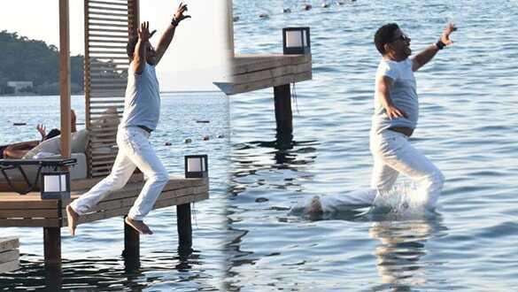 Ünlü şarkıcı Mansur Ark kıyafetleriyle denize atladı