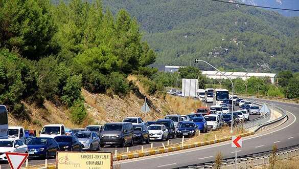 Akyaka'ya turist akını! Nüfus patladı, araba koyacak yer kalmadı