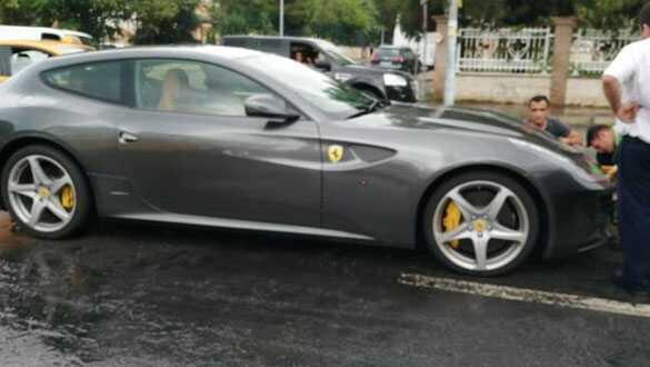 Milyon liralık Ferrari su birikintisinde böyle mahsur kaldı