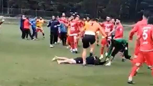 Yumruklar havada uçuştu... Futbolcular hastanelik oldu!