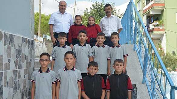 6 tek yumurta ikizi aynı sınıfta buluştu