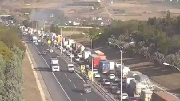 TEM otoyolunu kilitleyen TIR yangını