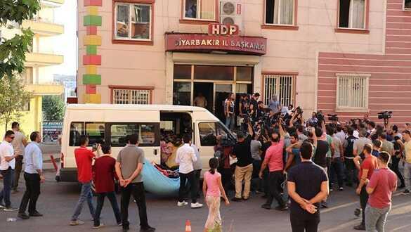 HDP binasından çıkarılan battaniyelere ailelerden sert tepki