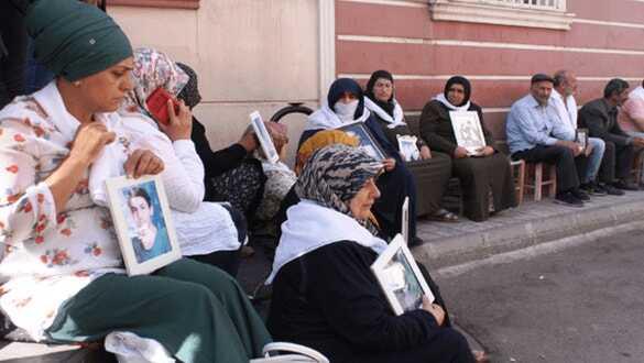 HDP önünde oturma eylemi yapan aileyi tehdit eden şüpheli yakalandı