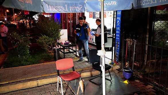 Kafede oturanlara otomobilden kurşun yağdırdılar