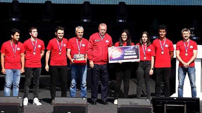 TEKNOFEST ödüllerini yarışmacılara Başkan Erdoğan verdi