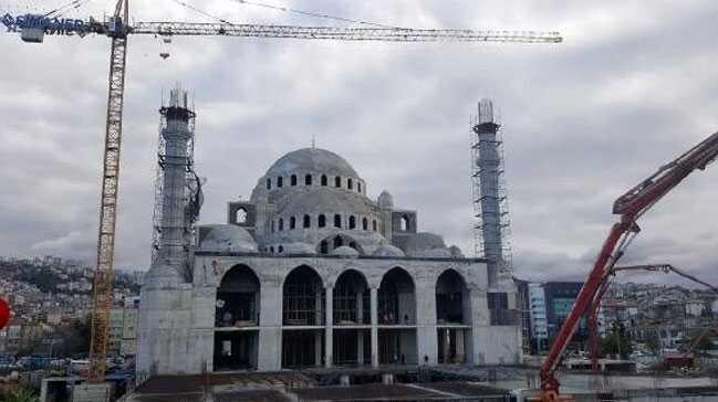 Trabzon'da cami inşaatının avlu temeli çöktü: 2 yaralı