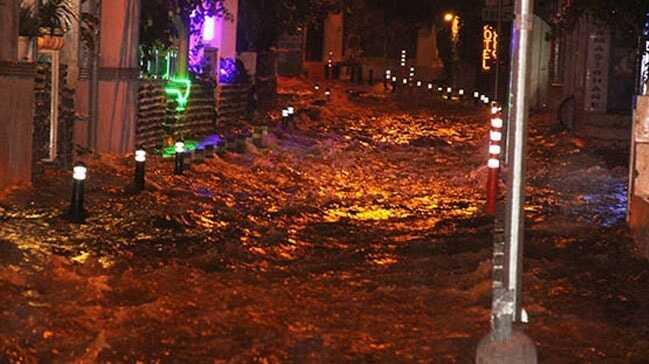 Bodrum'da gece başlayan sağanak sokakları göle cevirdi