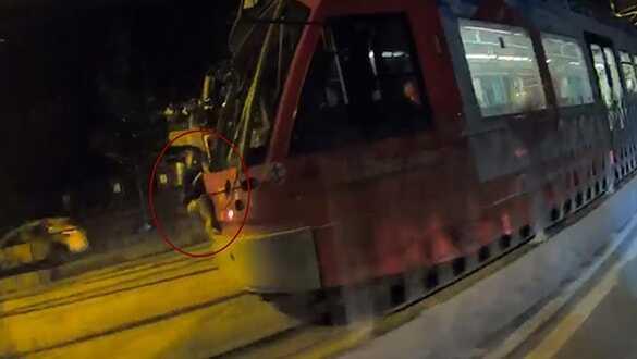 Uyarılara aldırış etmedi! İstanbul'da tramvaya asılan küçük çocuk şoke etti
