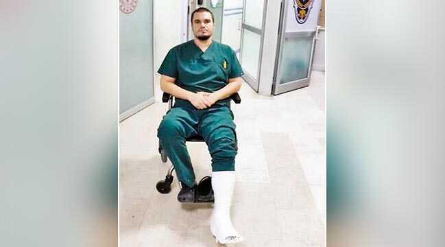 Acil serviste doktorun bacağını kırdılar!