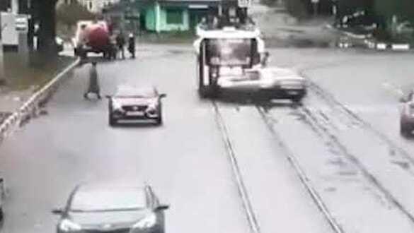 Telefonda konuştuğu kişiye kızınca aracıyla yayaları ezdi