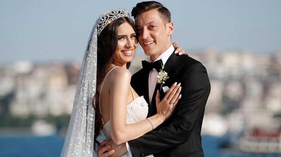 Amine Gülşe'den Mesut Özil'e romantik kutlama