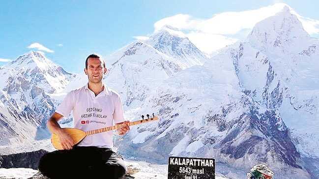 Genç Türk gezgin Everest'te saz çaldı