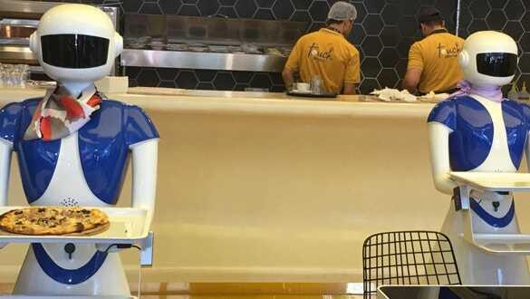 İstanbul'daki bu restoranda masalar tablet, garsonlar robot