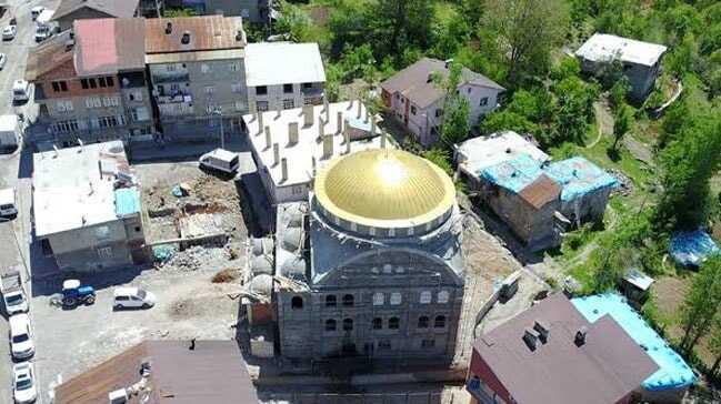 Terörün tahrip ettiği camiden yeniden ezan sesi yükseldi