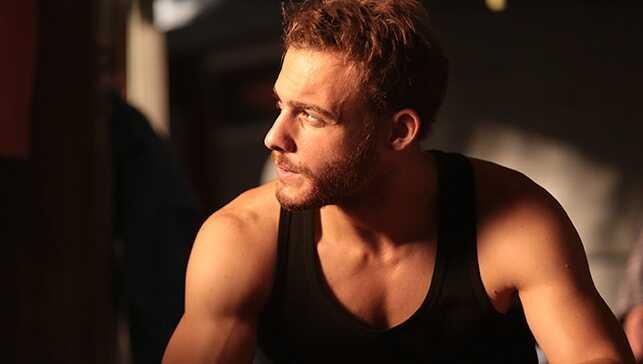 Kerem Bursin'in fit vücuduyla paylaştığı fotoğraf sosyal medyada olay oldu!