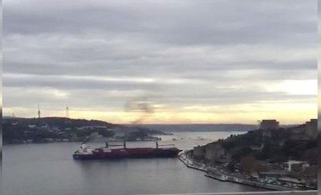 İstanbul Boğazı'nda gemi kıyıya çarptı 