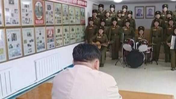 Kadın askerlerden Kim Jong-un'a sevgi gösterisi