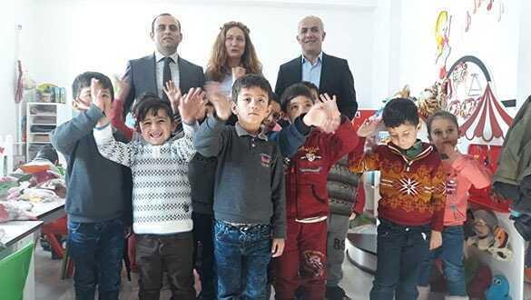 50 yaşında öğretmen oldu, öğrencileri için kredi çekti