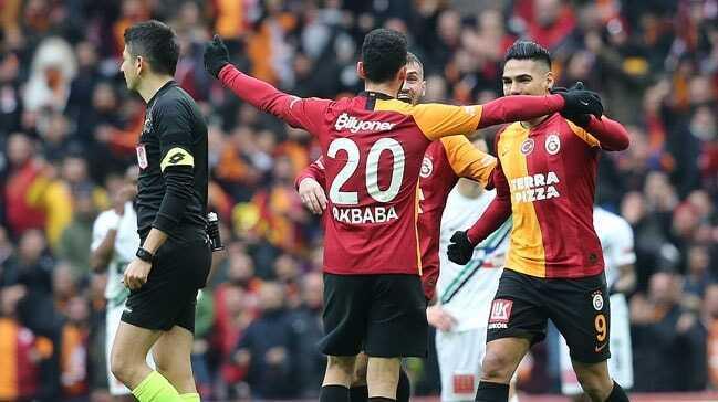Emre Akbaba yine sahnede