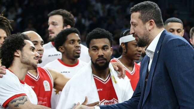 Larkin'in takımı, De Colo'nun takımını mağlup etti
