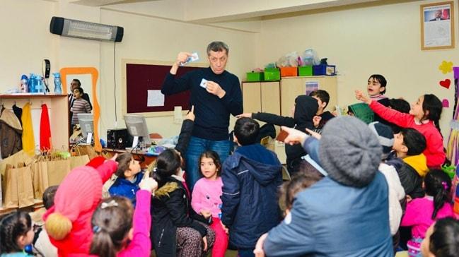 Depremin soğuğunda iç ısıtan fotoğraf... Bakan Ziya Selçuk psikolojik danışman olarak Elazığ'da