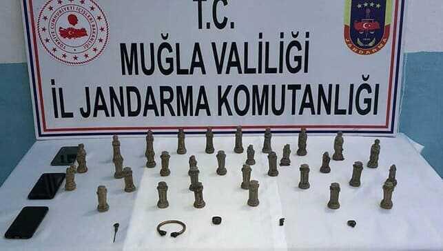 Antik Mısır Dönemi'ne ait 32 parça satranç takımı ile yakalandılar