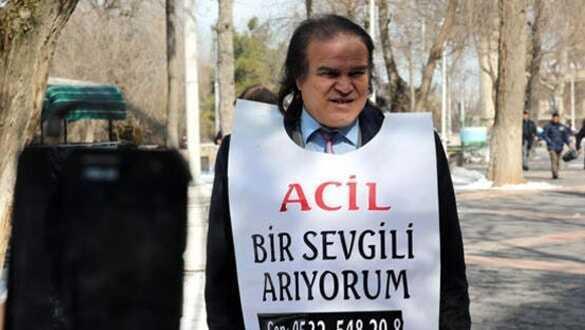 'Acil bir sevgili arıyorum, canıma tak etti' Pankartla sokaklara çıktı!