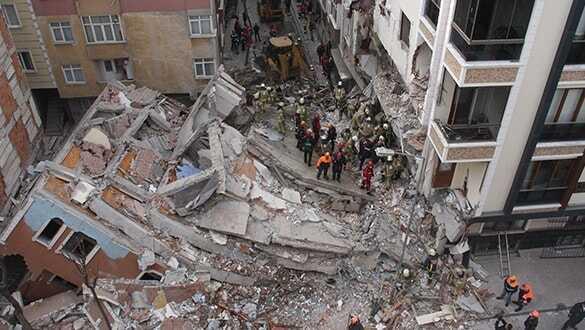 İstanbul Bahçelievler'de yıkılan binanın çevresi güvenlik çemberine alındı