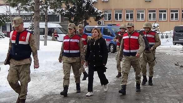 Cezaevi firarisi kadın evindeki gizli bölmede yakalandı