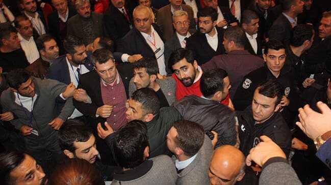 CHP kongresinde gergin anlar! Delegeler arasında arbede çıktı