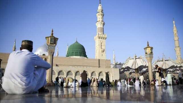 Suudi Arabistan koronavirüs nedeniyle umre ziyaretlerini askıya aldı
