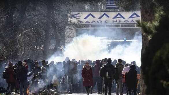 Yunanistan'da mülteci alarmı! Biber gazı ve ses bombalarıyla müdahale ettiler... Miçotakis açıklama yaptı