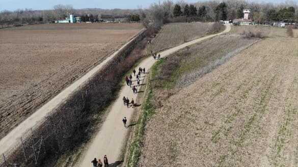 Mültecilerin Yunanistan sınırında yürüyüşleri havadan görüntülendi