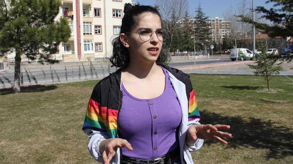 İnternet ve bilgisayarsız ortamda kodlama öğrenen genç kız "Kelebek Etkisi" projesi için çalışıyor