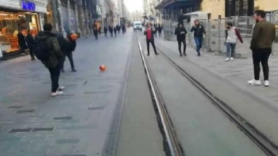 İstiklal Caddesi boş kalınca top oynadılar