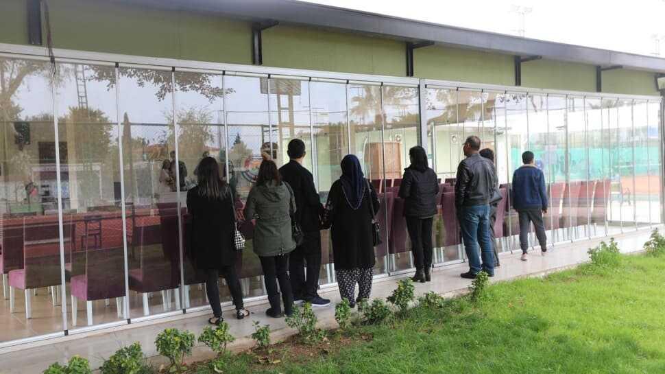 Nikah salonuna gelen davetliler töreni dışarıdan izledi