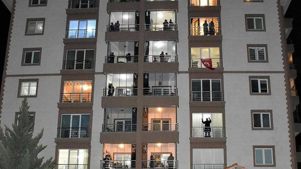 Sağlık çalışanlarına alkışlı destekte üçüncü gün